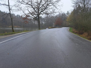 Sedmdesátiletá řidička sjela do rybníka. Z auta ji pomohl kolemjedoucí muž