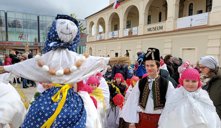 FOTOGALERIE: Děti z prostějovských škol a školek ukončily nadvládu zimy. Vynesly Smrtku do potoka