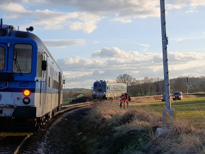 FOTO: Na Písecku vyjely proti sobě dva vlaky. Lokomotivy zastavily jen pár desítek metrů od sebe