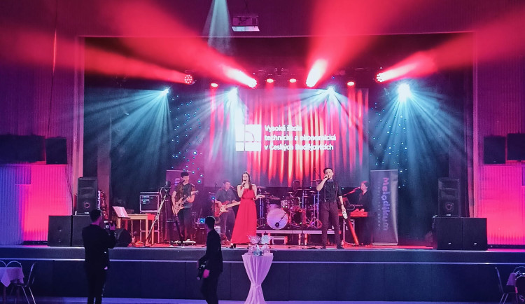 Technická olympiáda a Reprezentační ples VŠTE – dvě akce, které přilákaly stovky lidí.