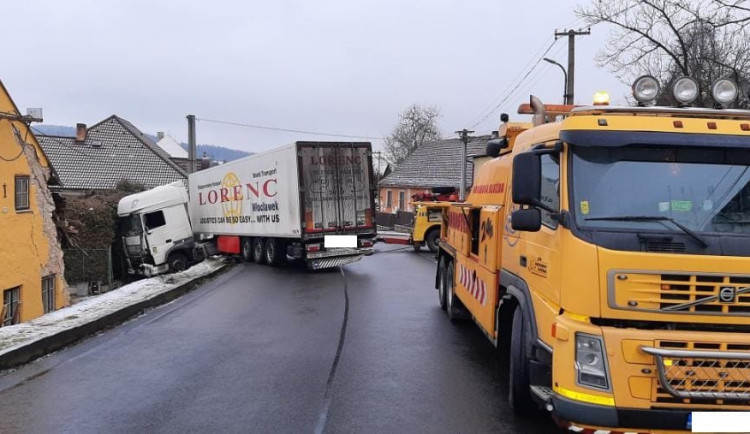 Kamion připravil muže a jeho matku o střechu nad hlavou. Obec vypsala sbírku, přispět může každý.