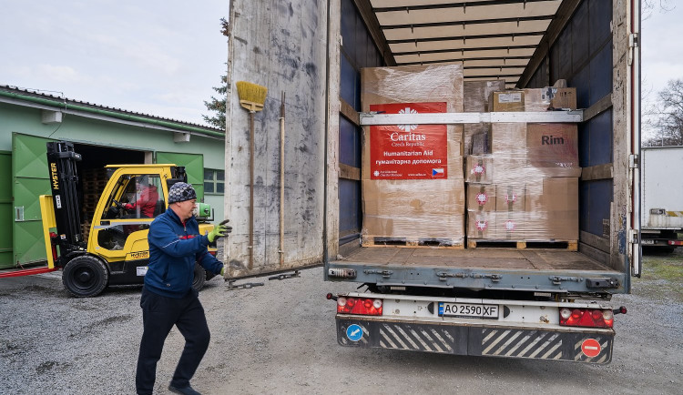 Olomoucká charita poslala na Ukrajinu další kamion s elektrocentrálami. Sbírka přesáhla 17 milionů korun