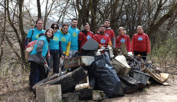 Do akce Ukliďme Česko se zapojilo 200 zaměstnanců E.ONu. Díky rekordní účasti sebrali přes 11 tun odpadu.