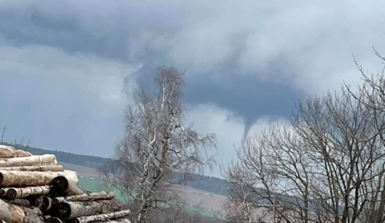 VIDEO: Lovci bouřek potvrdili, že se na rozhraní Blanenska a Prostějovska vytvořilo slabé tornádo
