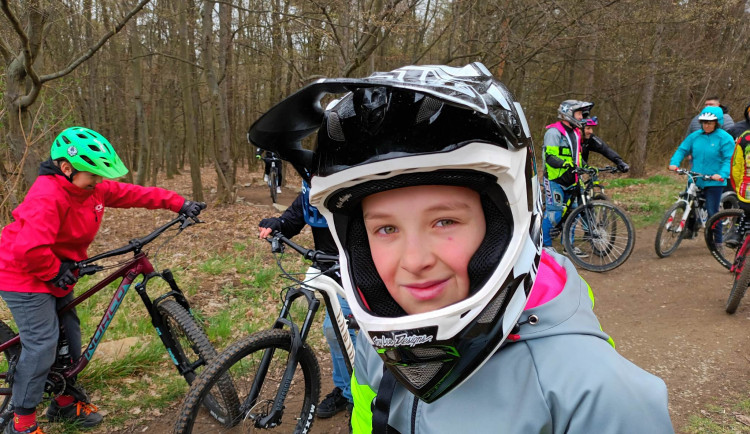 FOTOGALERIE: Na Hanáckých stezkách u Plumlova bikeři zahájili sezonu. Sjely se jich stovky