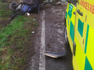 Mladík naboural Octavií do stromu. Do nemocnice ho transportoval vrtulník