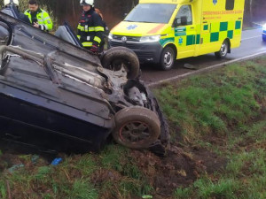 Mladík naboural Octavií do stromu. Do nemocnice ho transportoval vrtulník