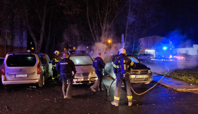 Policisté hledají svědky nočního požáru v budějcké Kubatově ulici
