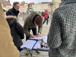 Proti autům na náměstí lidé podepisovali petici. Chtějí jednat s městem