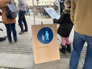 Proti autům na náměstí lidé podepisovali petici. Chtějí jednat s městem