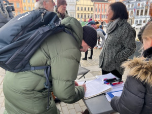 Proti autům na náměstí lidé podepisovali petici. Chtějí jednat s městem