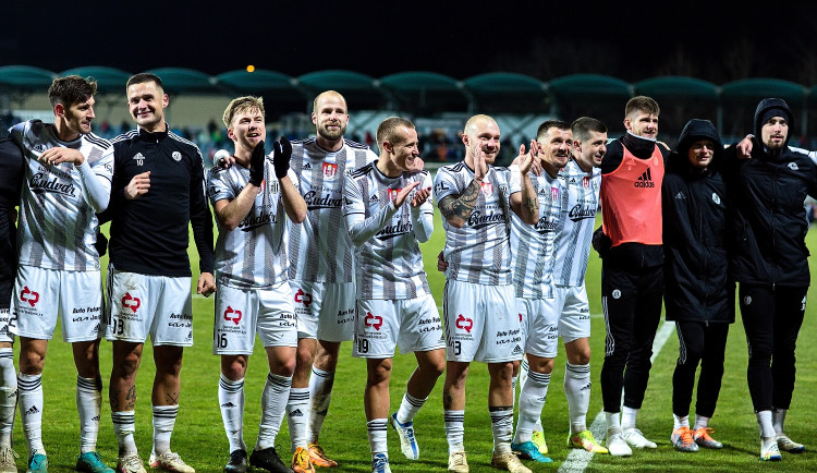 Fotbalisté Dynama nosí znak města na svém dresu.