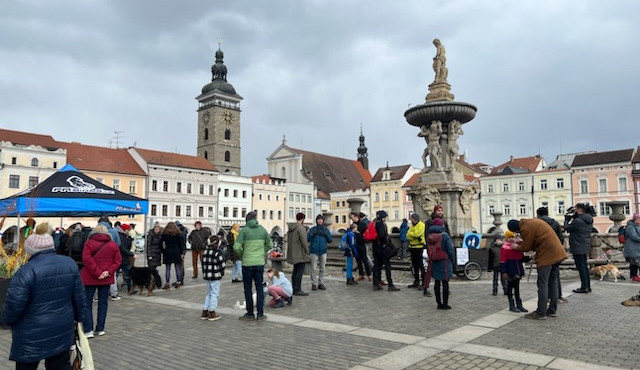 Proti autům na náměstí lidé podepisovali petici. Chtějí jednat s městem