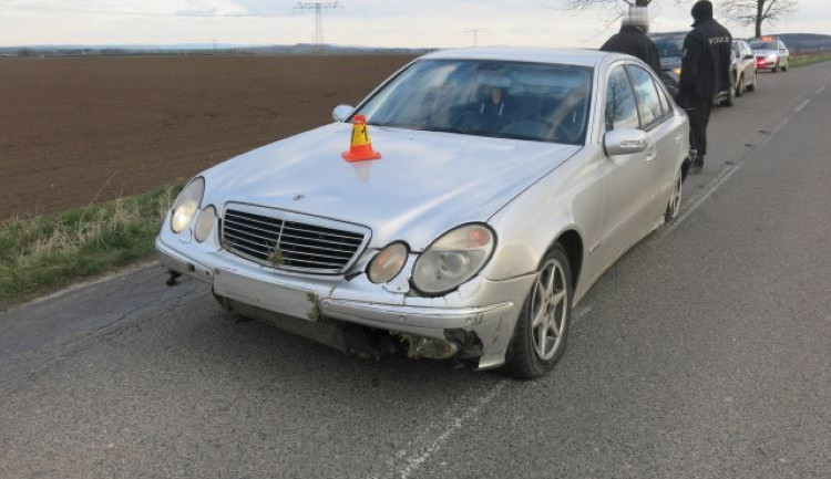 Opilec se dvěma a půl promile vezl na předním sedadle chlapce a u Určic havaroval. Dítě skončilo v nemocnici