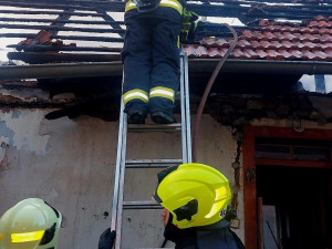 Hasiči likvidují požár domu na Táborsku