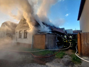 Hasiči likvidují požár domu na Táborsku