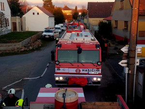 Hasiči likvidují požár domu na Táborsku
