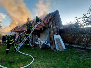 Hasiči likvidují požár domu na Táborsku