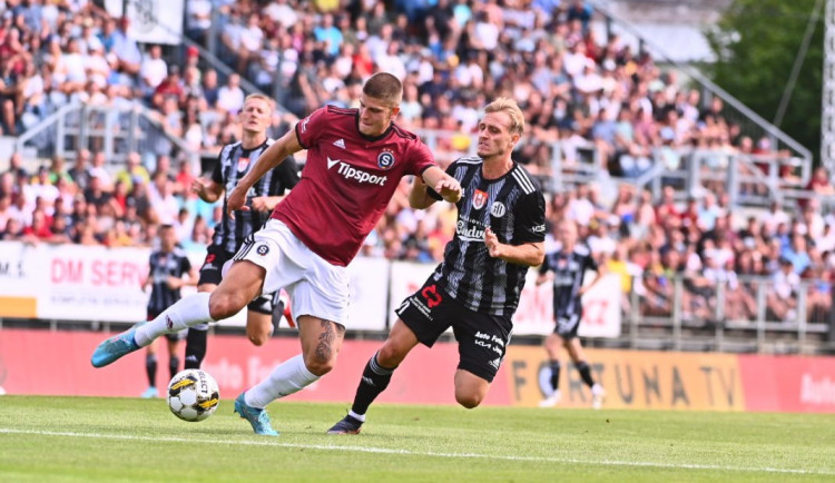 Patrik Čavoš (vpravo) při utkání proti Spartě.