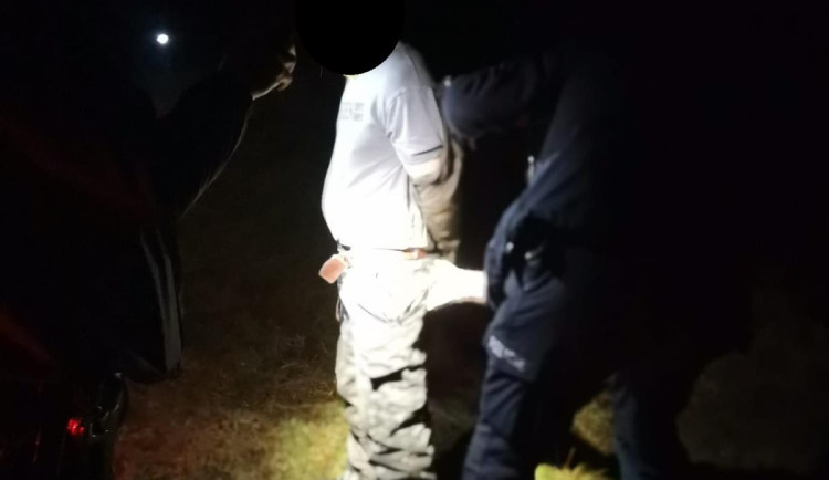 Muž ujížděl policii rychlostí 170 kilometrů v hodině. V lese ho vypátral pes Beggan