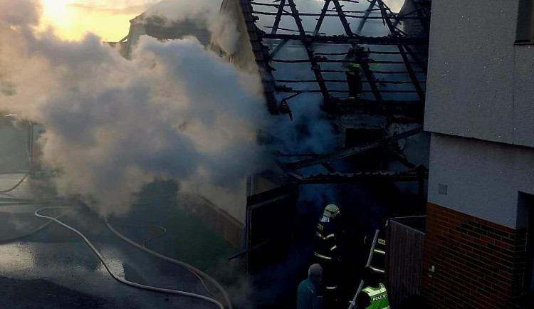 Hasiči likvidují požár domu na Táborsku