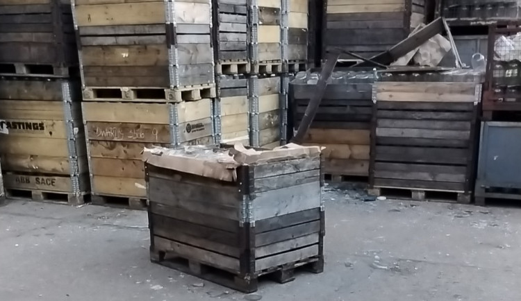 Muž přežil pád z patnácti metrů. V průmyslovém areálu v Olomouci přistál v kontejneru se sklem