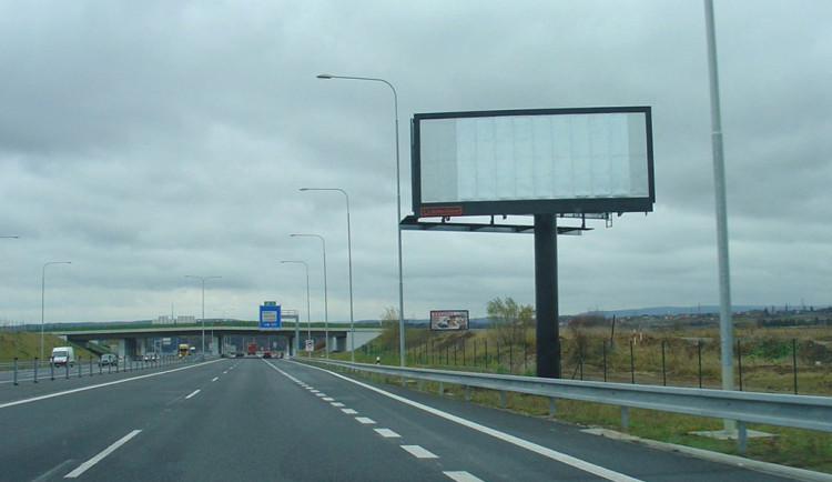 Za odstranění nelegálních billboardů kraj zaplatí statisíce. Přerovská agentura je nabízela pro kampaň