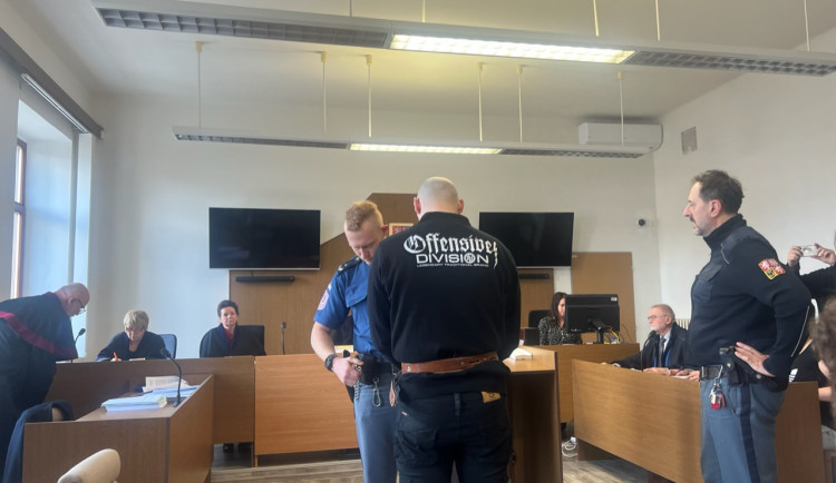 Pachatele deset let staré vraždy poslal soud na 13 a 10 let vězení