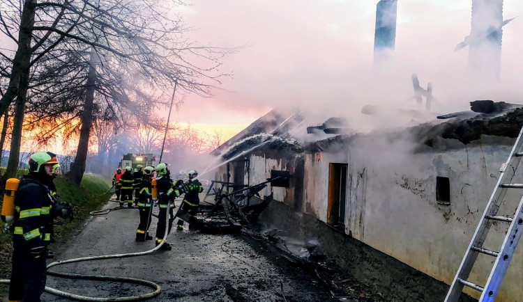 Na Strakonicku hořel dům. Škoda je za dva miliony korun