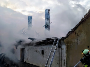 Na Strakonicku hořel dům. Škoda je za dva miliony korun