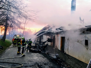 Na Strakonicku hořel dům. Škoda je za dva miliony korun