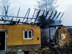 Na Strakonicku hořel dům. Škoda je za dva miliony korun