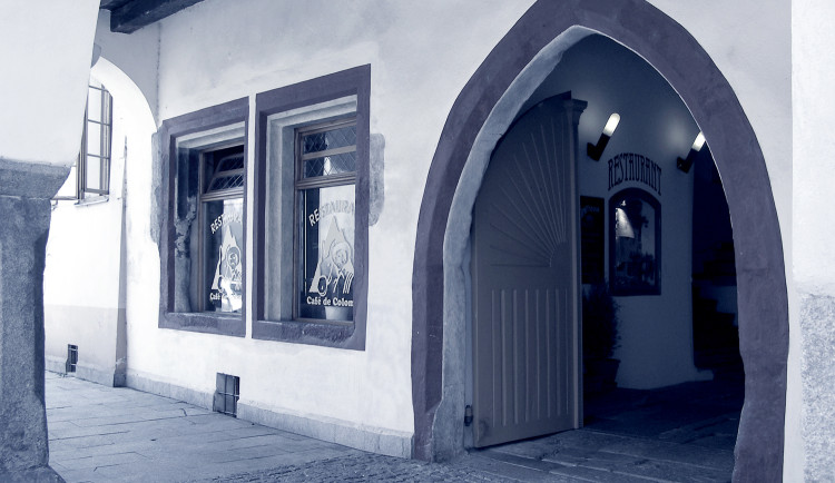 Renesanční podloubí s gotickými prvky domu Česká 30.