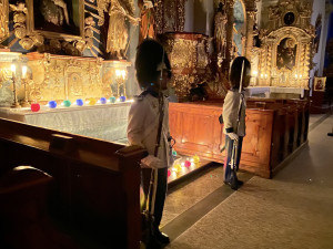 V Krumlově obnovují tradici z dob Schwarzenberků, garda tam hlídá Boží hrob