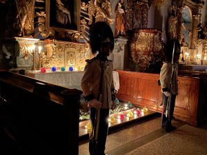 V Krumlově obnovují tradici z dob Schwarzenberků, garda tam hlídá Boží hrob