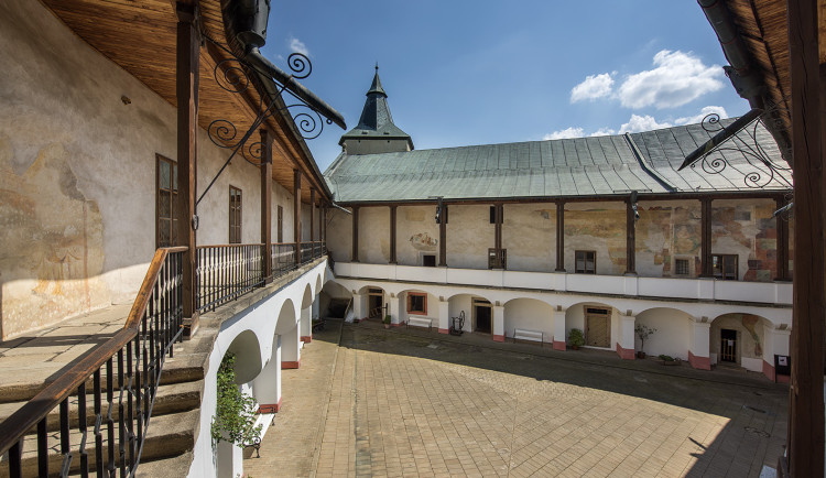 Nehezká velikonoční nadílka. Neznámý vandal posprejoval zámeckou zeď v Žirovnici, škoda je víc než 100 tisíc