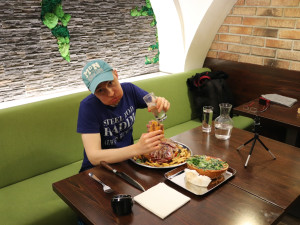 Prémiový Bouda burger cake spořádal profesionální jedlík za méně než dvě hodiny. Normálně jde o porci pro osm až deset lidí