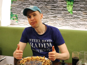 Prémiový Bouda burger cake spořádal profesionální jedlík za méně než dvě hodiny. Normálně jde o porci pro osm až deset lidí