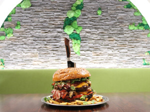 Prémiový Bouda burger cake spořádal profesionální jedlík za méně než dvě hodiny. Normálně jde o porci pro osm až deset lidí