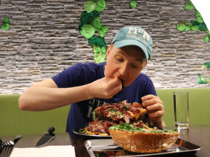 Prémiový Bouda burger cake spořádal profesionální jedlík za méně než dvě hodiny. Normálně jde o porci pro osm až deset lidí