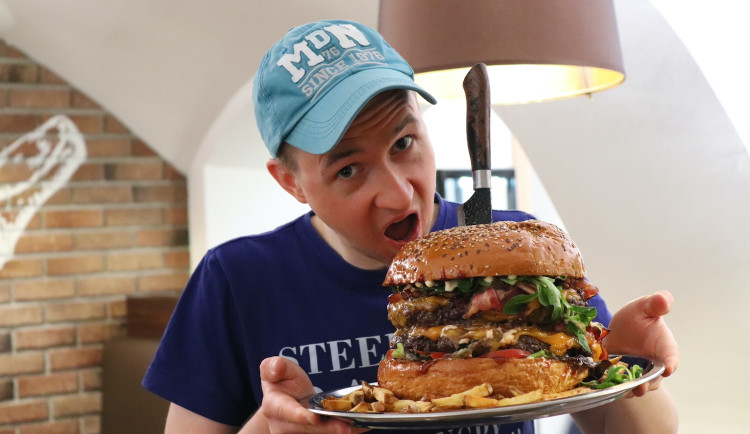 Prémiový Bouda burger cake spořádal profesionální jedlík za méně než dvě hodiny. Normálně jde o porci pro osm až deset lidí