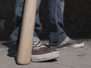 Svého známého praštil do hlavy zamykací pákou. Pak ho mlátil baseballkou