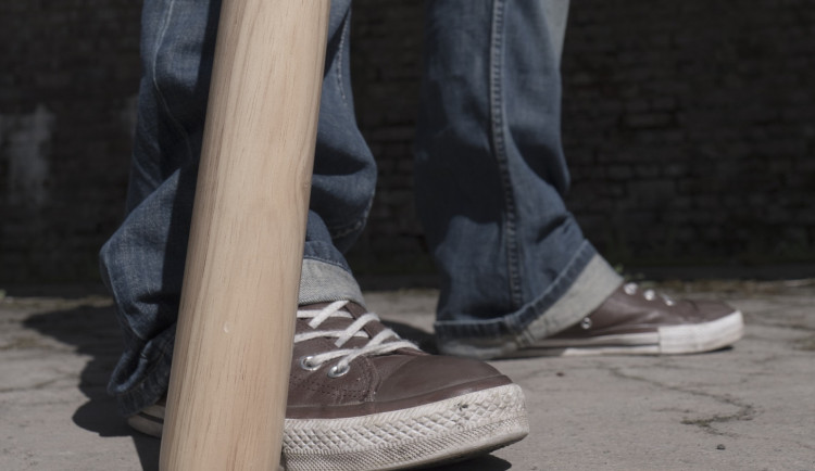 Svého známého praštil do hlavy zamykací pákou. Pak ho mlátil baseballkou