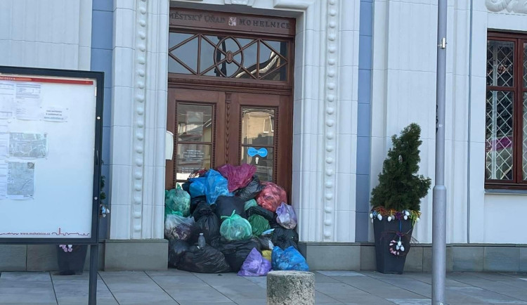 Před radnici v Mohelnici někdo o Velikonocích navezl odpadky. Na protest proti novému systému svozu