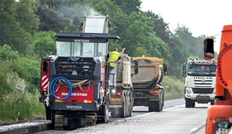 Až do června budou silničáři opravovat v Adolfovicích hlavní tah do Jeseníku. Na řadu přijde i úplná uzavírka