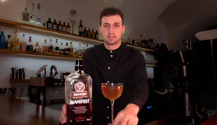 Barových historek mám spoustu, mohl bych vydat knihu, říká barman Honza Lukas