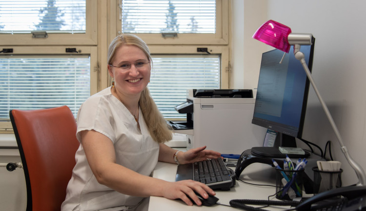 Ambulance praktického lékaře ve Fakultní nemocnici dál nabírá pacienty. Už jich má přes 140, třetinu cizinců