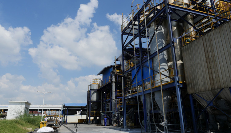 Lidé se bouří proti odpadovému centru u Mostkovic. V žádném případě nejde o spalovnu, hasí požár investor