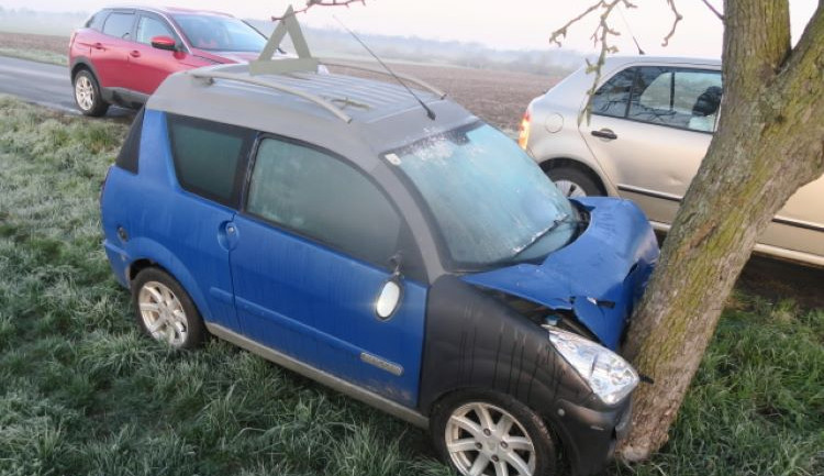 Šestnáctiletá řidička narazila s malým vozidlem poblíž Brodku u Přerova do stromu. Škoda je padesát tisíc
