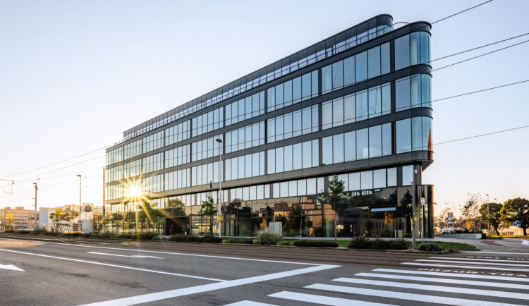 FOTOGALERIE: Nemocniční pavilon, biocentrum, rozhledna, ale i opravená tvrz. To jsou letošní Stavby roku